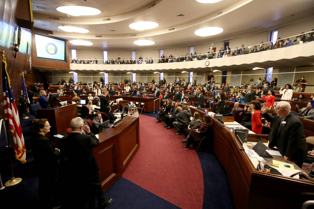 Los miembros de la asamblea prestan juramento en el edificio legislativo de Carson City el primer día de la 80ª sesión de la Legislatura de Nevada el lunes 4 de febrero de 2019. (K.M. Cannon / ...