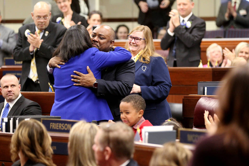 El portavoz Jason Frierson, D-Las Vegas, abraza a la asambleísta Rochelle Nguyen, D-Las Vegas, después de haber sido nombrada oradora del edificio legislativo en Carson City el primer día de la ...