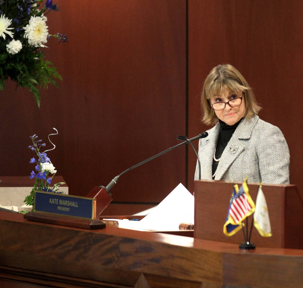 La Vicegobernadora Kate Marshall preside el edificio legislativo en el Senado en Carson City el primer día de la 80ª sesión de la Legislatura de Nevada el lunes 4 de febrero de 2019. (K.M. Cann ...