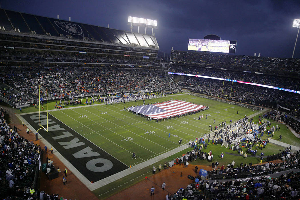 Una vista del Coliseo del Condado de Oakland-Alameda antes del inicio de un juego de la NFL entre los Oakland Raiders, los Denver Broncos en Oakland, California, el lunes 24 de diciembre de 2018. ...