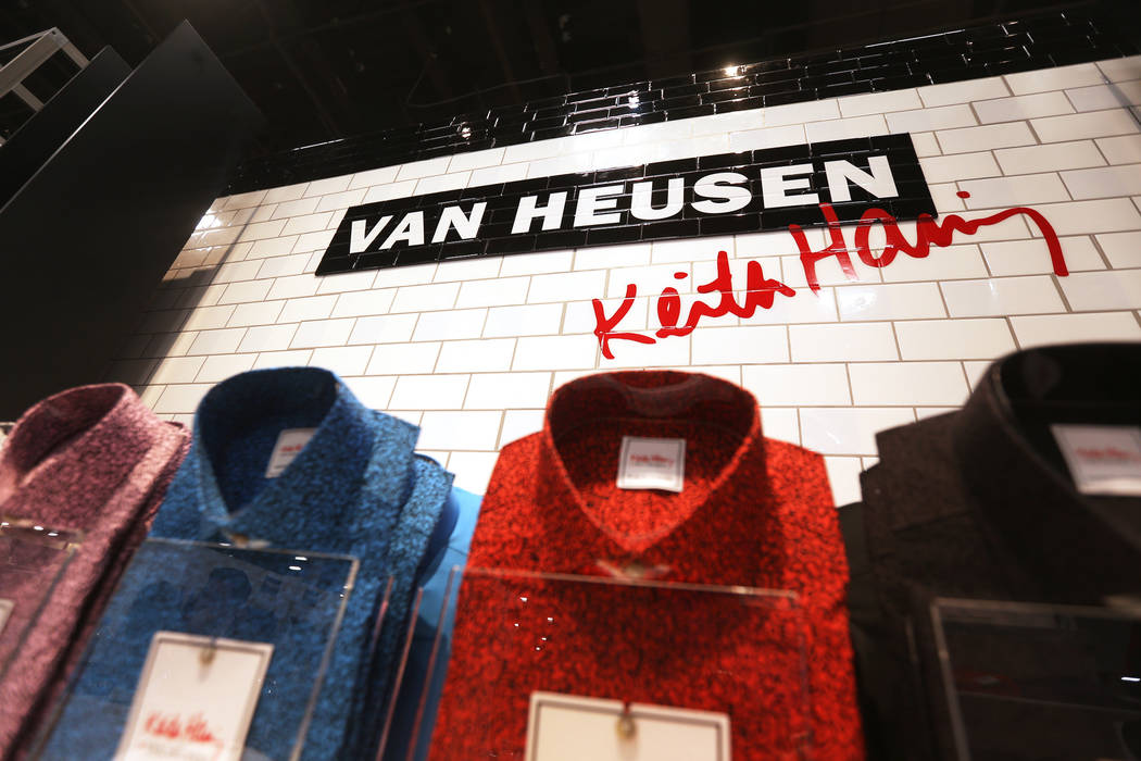 Van Heusen y el artista pop, Keith Haring, colaboraron en el stand de Van Heusen en la feria de moda MAGIC en el Mandalay Bay Convention Center en Las Vegas, miércoles 6 de febrero de 2019. (Rach ...