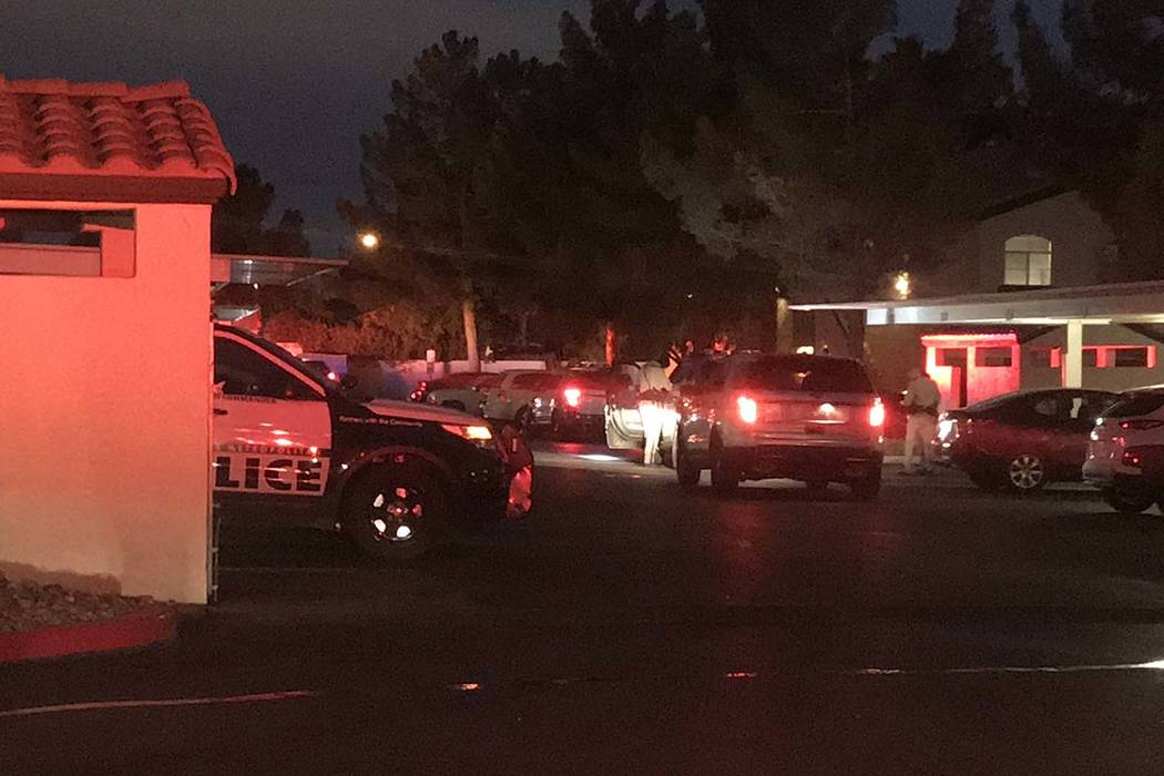 La policía de Las Vegas informa que un hombre recibió dos disparos el miércoles por la mañana, 13 de febrero de 2019, durante una discusión en los apartamentos Mirasol en Warm Springs Road. ( ...