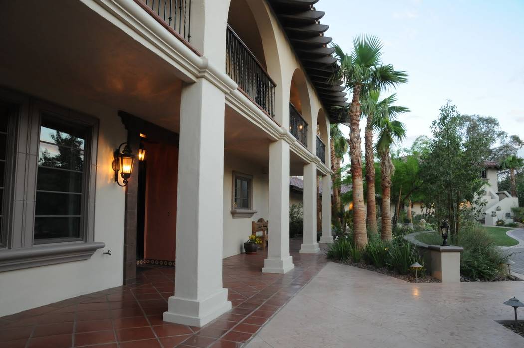 Esta casa de estilo español en 7206 Tomiyasu Lane en Las Vegas se extiende sobre 8 mil 9 pies cuadrados y fue adquirida en una subasta de ejecución hipotecaria en marzo pasado por $1.4 millones. ...