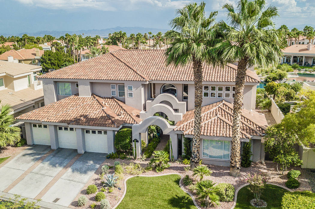 Esta casa en 8905 Canyon Springs Drive en Las Vegas fue ejecutada por Bank of America en julio de 2018 y comprada en noviembre por $970 mil 200. (Erica Jade / Robinson Realty & Management)
