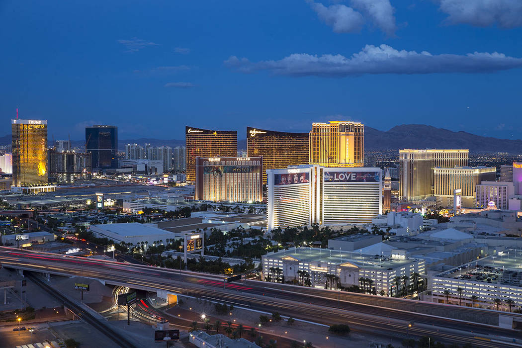 El Strip se ilumina al anochecer como se ve desde el VooDoo Lounge en la parte superior del hotel-casino Rio en Las Vegas el miércoles 3 de octubre de 2018. (Archivo de La Vegas Review-Journal)