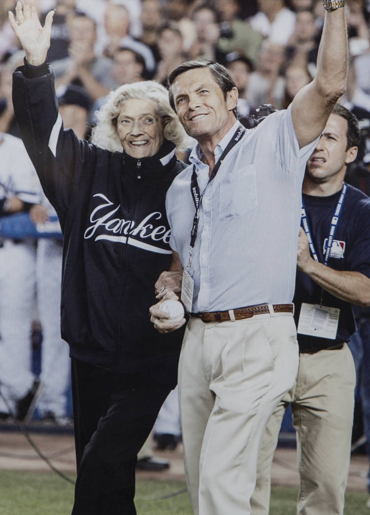 Una foto de Julia Ruth Stevens, a la izquierda, hija del jugador Babe Ruth del Salón de la Fama de los Yankees de Nueva York, y su hijo Tom Stevens saludando a los fans antes de que Ruth Stevens ...