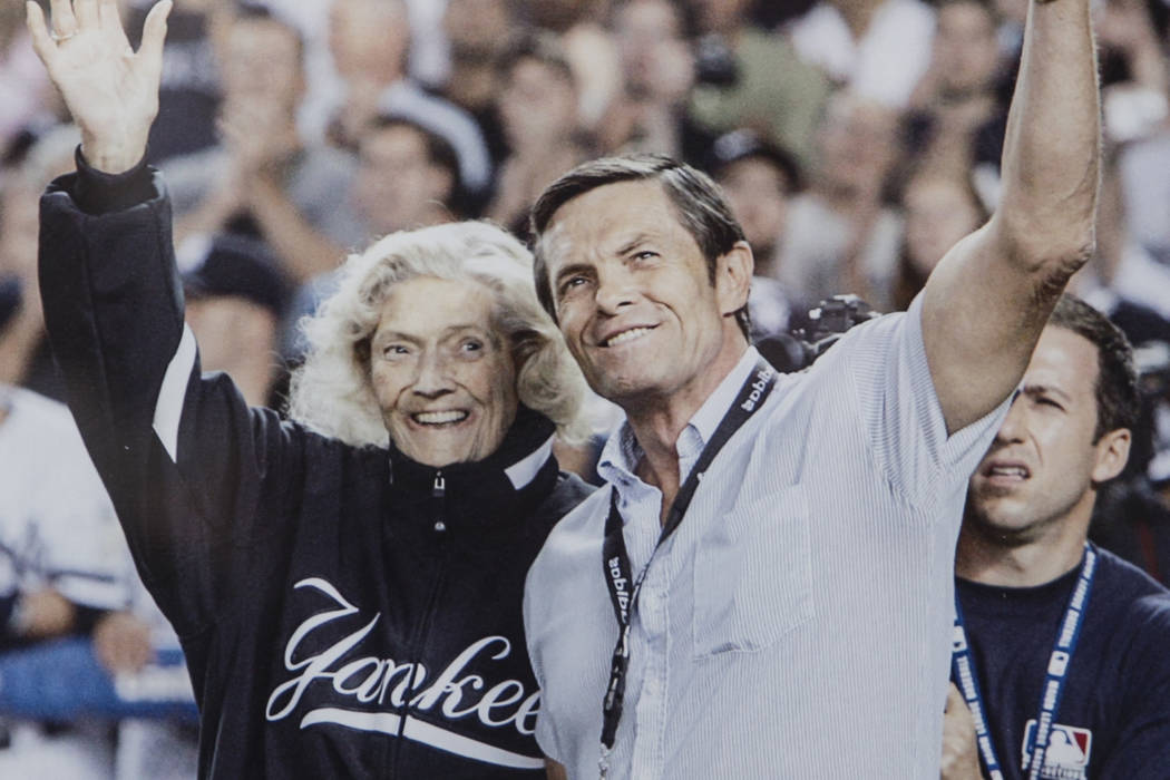 Una foto de Julia Ruth Stevens, a la izquierda, hija de Babe Ruth del Salón de la Fama de los Yankees de Nueva York, con su hijo Tom Stevens saludando a los fans antes de que Ruth Stevens lanzara ...