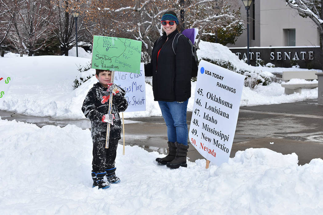 Niños y adultos se manifestaron afuera del edificion legislativo sobre temas educativos. Lunes 18 de febrero de 2019 en la Legislatura de Nevada, en Carson City. Foto Anthony Avellaneda / El Tiempo.