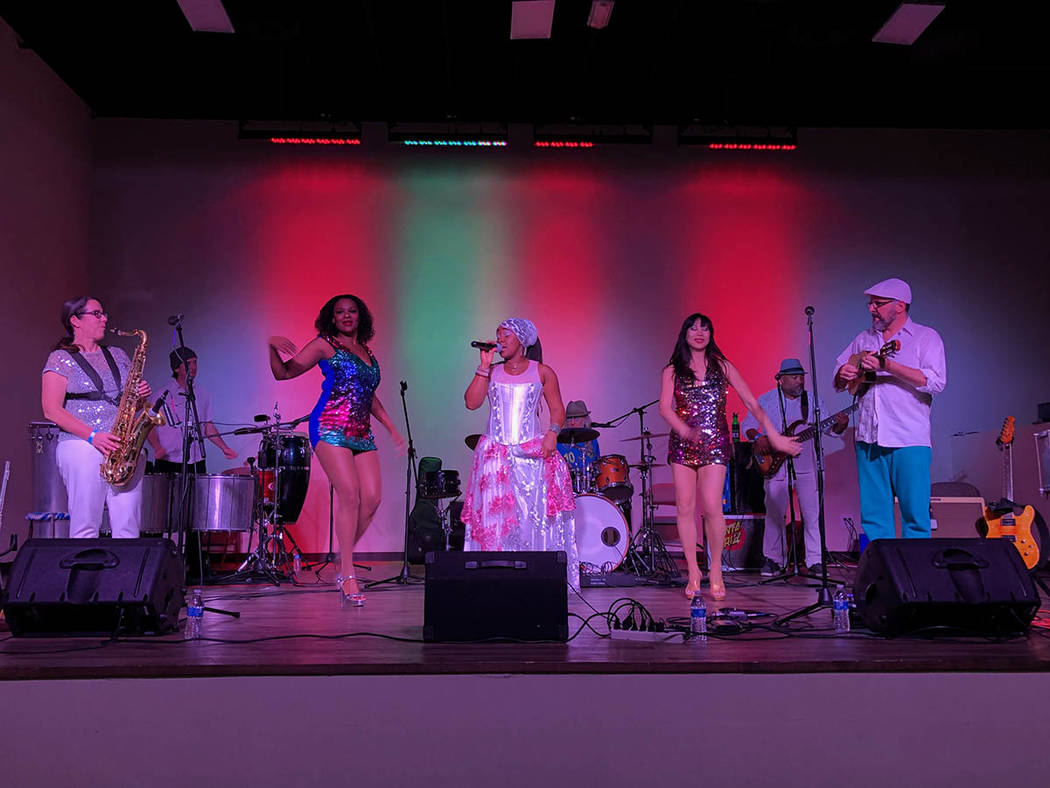 En la foto, el grupo brasileño Sambadá, dirigido por el guitarrista Papiba Godinho (derecha) y la vocalista Dandha DaHora (centro). Viernes 22 febrero de 2019 en el Rhythms Dance Studio. Foto Va ...