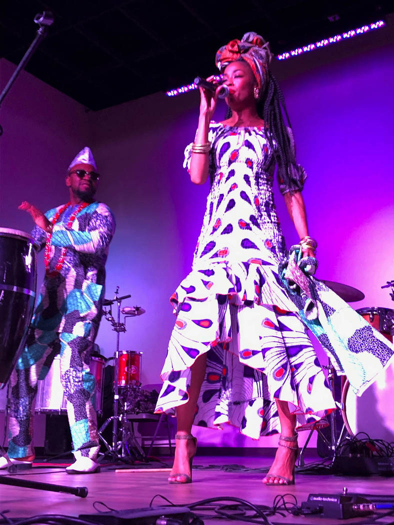 El grupo de música africana “Ogulano”, con su dúo de Nigeria, el percusionista Oba Tayese, y la vocalista Yeye Tallese. Viernes 22 febrero de 2019 en el Rhythms Dance Studio. Foto Valdemar G ...