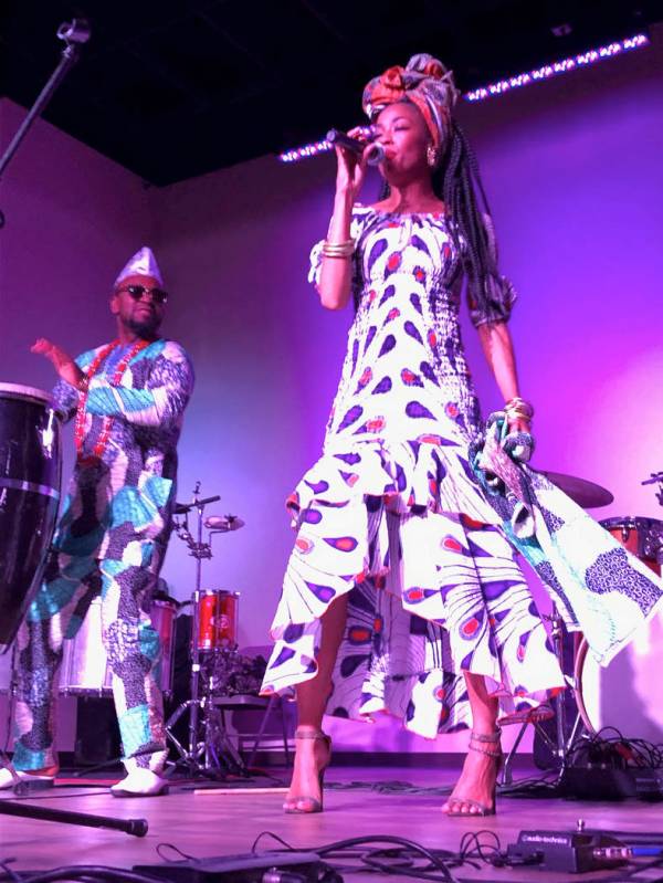 El grupo de música africana “Ogulano”, con su dúo de Nigeria, el percusionista Oba Tayese, y la vocalista Yeye Tallese. Viernes 22 febrero de 2019 en el Rhythms Dance Studio. Foto Valdemar G ...