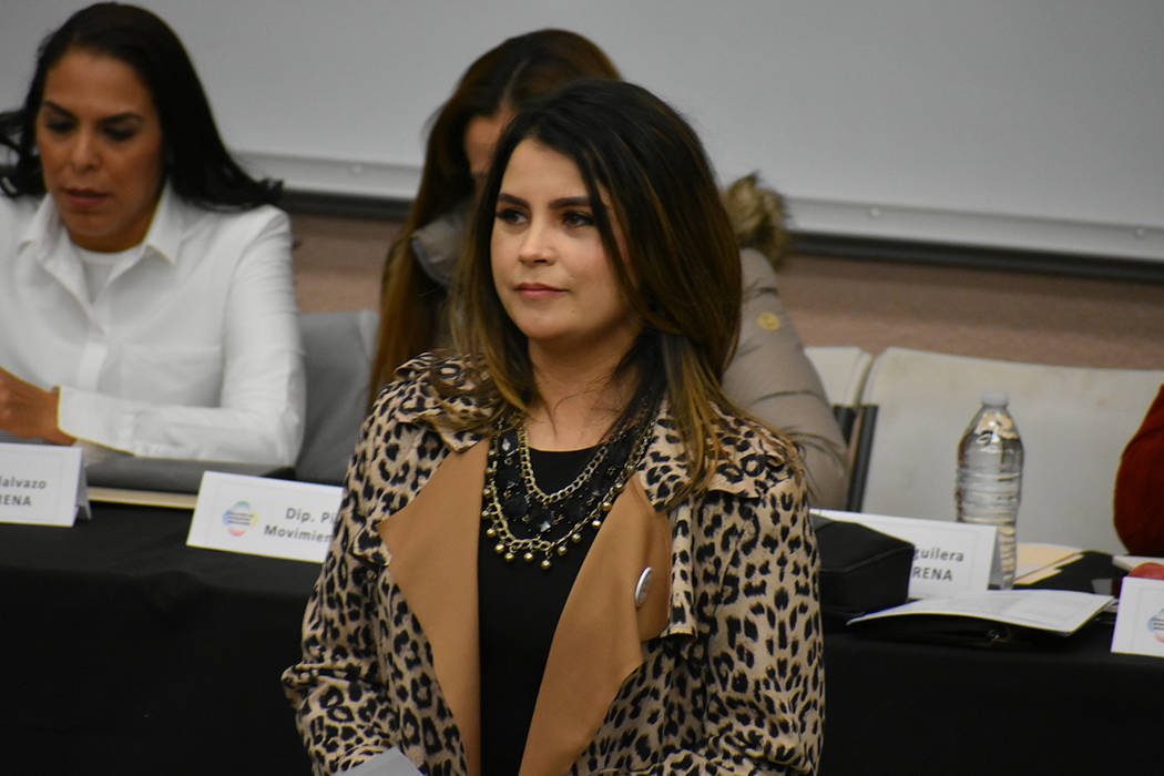La directora estatal de Mi Familia Vota, Cecia Alvarado, fue una de las moderadoras del foro. Sábado 23 de febrero de 2019 en UNLV. Foto Anthony Avellaneda / El Tiempo.