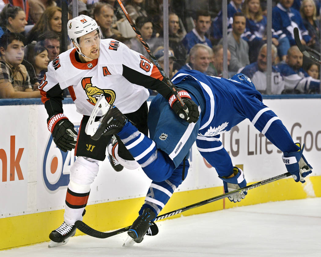 TORONTO, ON - 6 DE OCTUBRE: El ala derecha de los Senators de Ottawa, Mark Stone (61), empuja al defensa de los Toronto Maple Leafs, Ron Hainsey (2), durante el juego de la NHL de la temporada reg ...