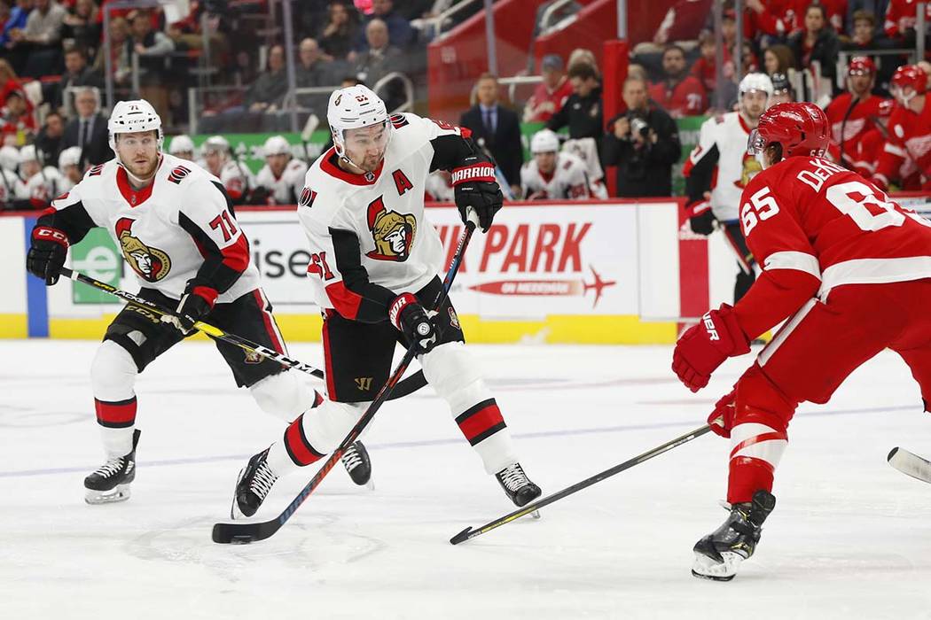 El ala derecha de los Senators de Ottawa, Mark Stone (61), dispara contra los Detroit Red Wings en el primer período de un juego de hockey de la NHL el jueves 14 de febrero de 2019 en Detroit. (P ...