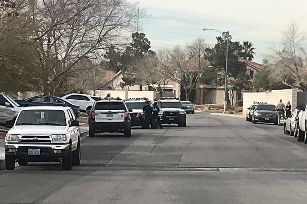 La policía investiga la muerte de un niño de 2 años en la cuadra 8600 de Manalang Road, en el sureste de Las Vegas, el lunes 25 de febrero de 2019. (Lukas Eggen / Las Vegas Review-Journal