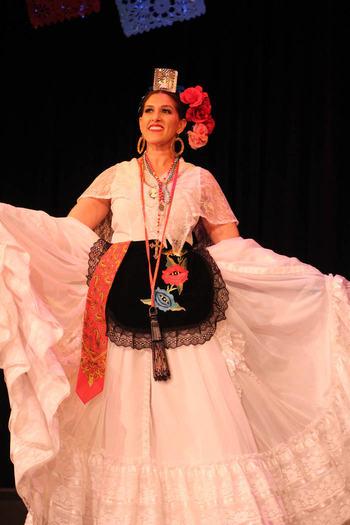 La maestra Jacquelyn Guzmán, fundó Sol Huasteco en el año 2012. Sábado 23 de febrero de 2019 en el teatro Winchester. Foto Cristian De la Rosa / El Tiempo - Contribuidor.