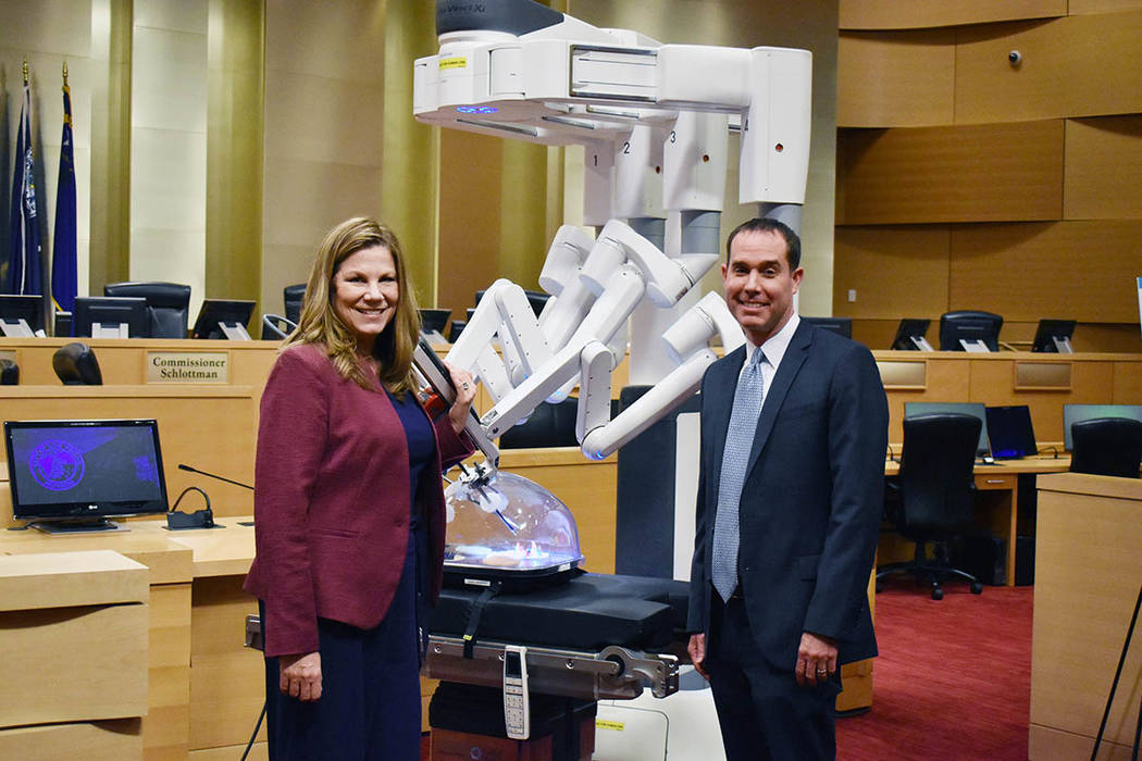 Sistema de mamografía de realidad virtual GE Senographe Pristina y el sistema quirúrgico robótico DaVinci® Xi ™ estuvo en exhibición. Miércoles 27 de febrero de 2019 en el City Hall. Foto ...