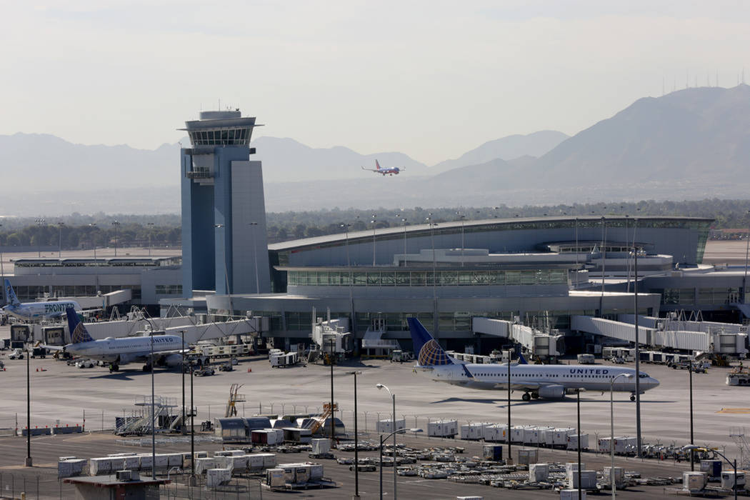 ARCHIVO.- Los aviones llegan y salen de la Terminal 1 del Aeropuerto Internacional McCarran en Las Vegas. (Michael Quine / Las Vegas Review Journal)