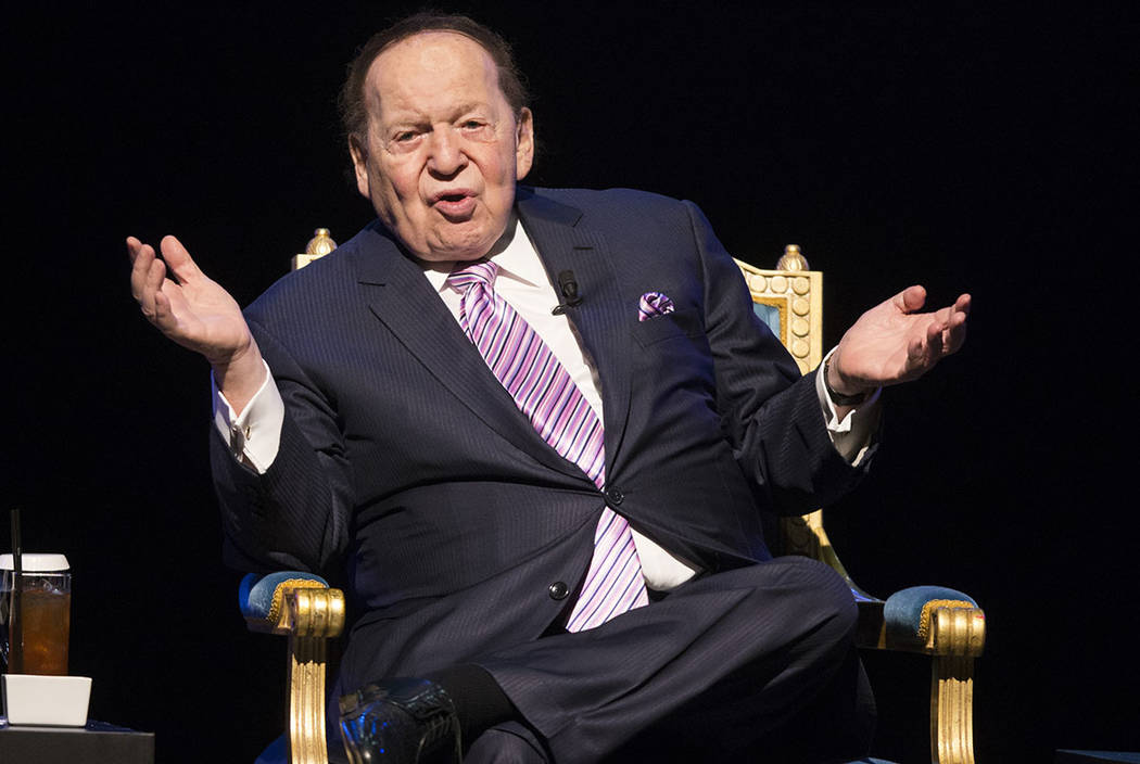 El presidente y CEO de Las Vegas Sands Corp., Sheldon Adelson, habla durante una conferencia de prensa antes de la inauguración de su nuevo resort, Parisian, el martes 13 de septiembre de 2016 en ...