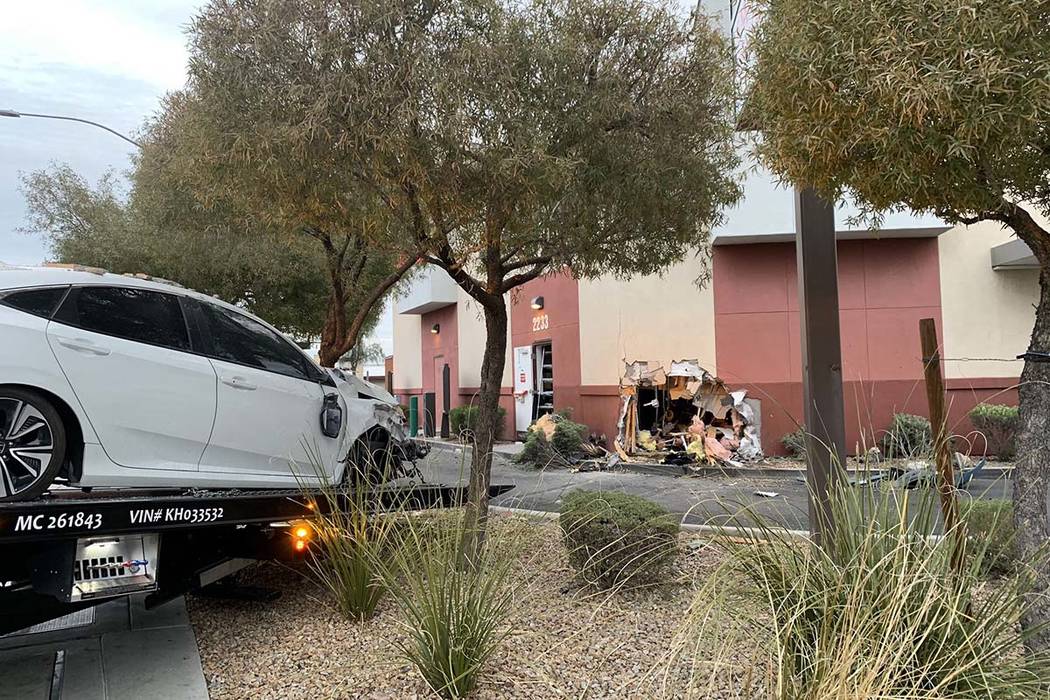 Un automóvil se estrelló contra la pared de un Starbucks en su carril de acceso directo en Sahara Avenue y Paradise Road, viernes 1 de marzo de 2019. (Jessica Terrones / Las Vegas Review-Journal)