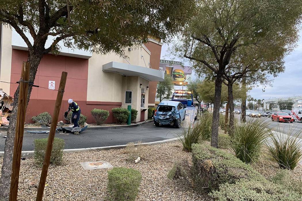 Un automóvil se estrelló contra la pared de un Starbucks en su carril de acceso directo en Sahara Avenue y Paradise Road, viernes 1 de marzo de 2019. (Jessica Terrones / Las Vegas Review-Journal)