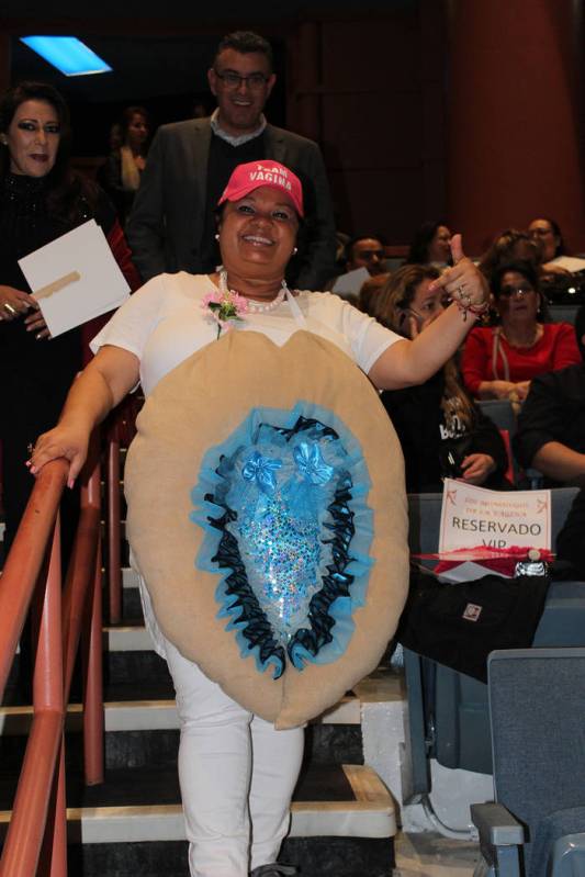 Dalia Suarez, organizadora, se tomó fotos con los asistentes en su disfraz de vagina. Sábado 2 de marzo del 2019 en el teatro de la biblioteca del Condado Clark. Foto Cristian De la Rosa / El Ti ...