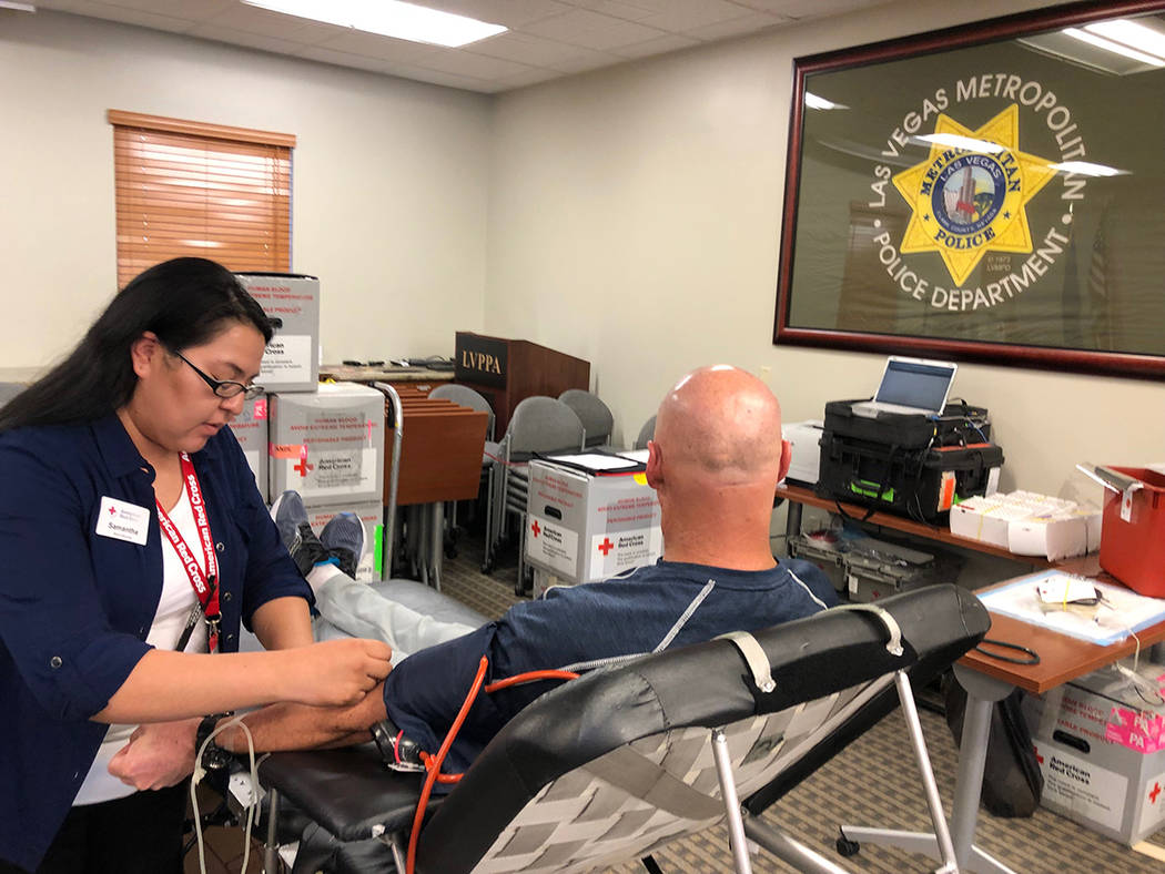 Un oficial de la Policía Metropolitana es atendido por Samantha, de la Cruz Roja, durante una donación de sangre. Jueves 28 de febrero de 2019 en las instalaciones de la Asociación Protectora d ...