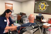 Un oficial de la Policía Metropolitana es atendido por Samantha, de la Cruz Roja, durante una donación de sangre. Jueves 28 de febrero de 2019 en las instalaciones de la Asociación Protectora d ...