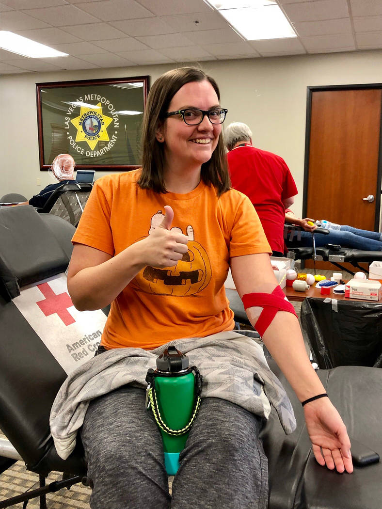 Jessica Bracich muestra su banda roja en el brazo, luego de donar sangre para la Cruz Roja. Jueves 28 de febrero de 2019 en las instalaciones de la Asociación Protectora de la Policía de Las Veg ...