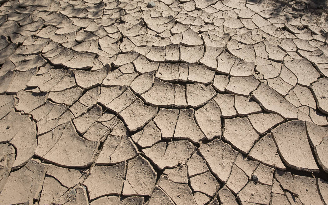 Barro seco y agrietado en la difunta Echo Bay Marina en Lake Mead National Recreation el jueves 27 de septiembre de 2018. Richard Brian Las Vegas Review-Journal @vegasphotograph