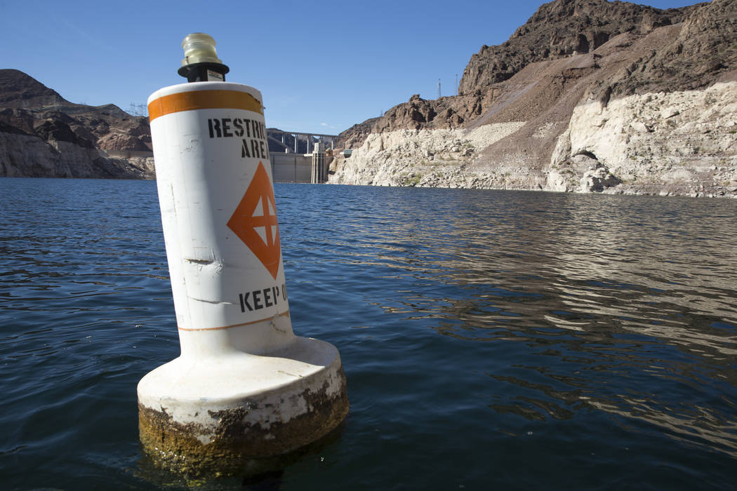 Una boya marca el área restringida a las torres de toma de la Presa Hoover a lo largo del Cañón Negro del Río Colorado en el Área Recreativa Nacional del Lago Mead en las afueras de Las Vegas ...