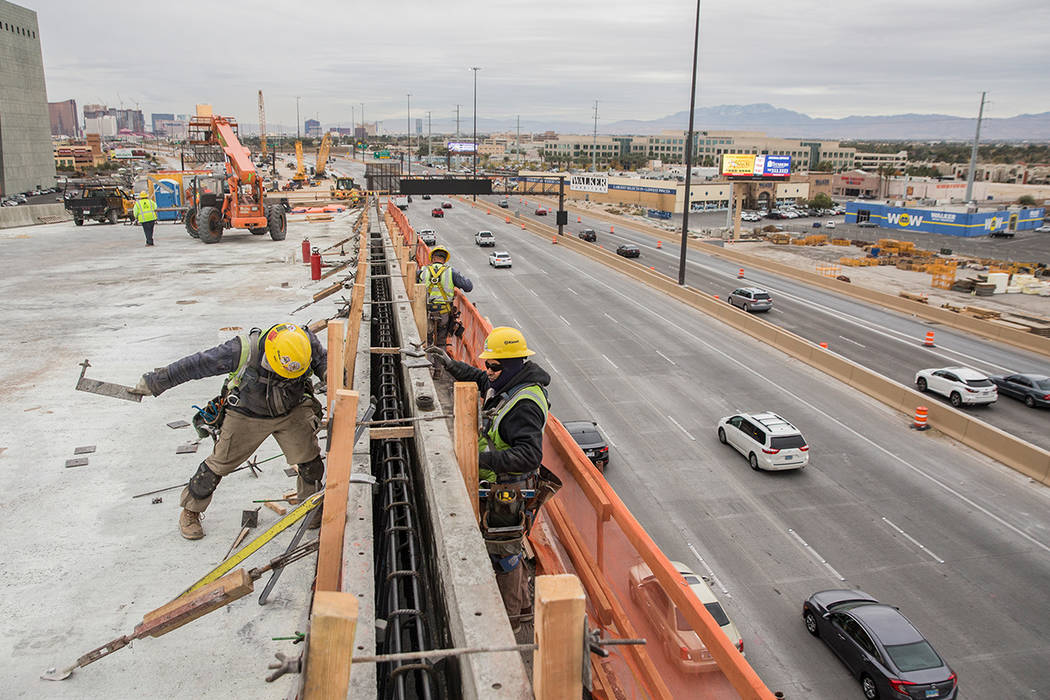 La construcción continúa en la rampa HOV en el Spaghetti Bowl como parte del Proyecto Neon el miércoles 5 de diciembre de 2018, en Las Vegas. (Benjamin Hager / Las Vegas Review-Journal)