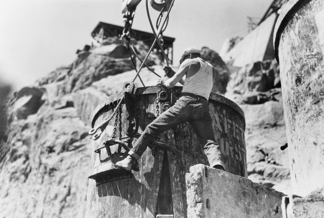Un trabajador conecta los cables a un cubo de concreto con capacidad de ocho yardas cúbicas en una estación de transferencia en el borde de Black Canyon en Nevada durante la construcción de la ...