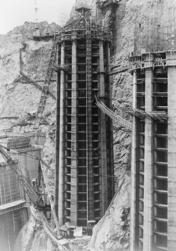 Las torres de entrada de Nevada en la presa Hoover. (Biblioteca del Congreso)