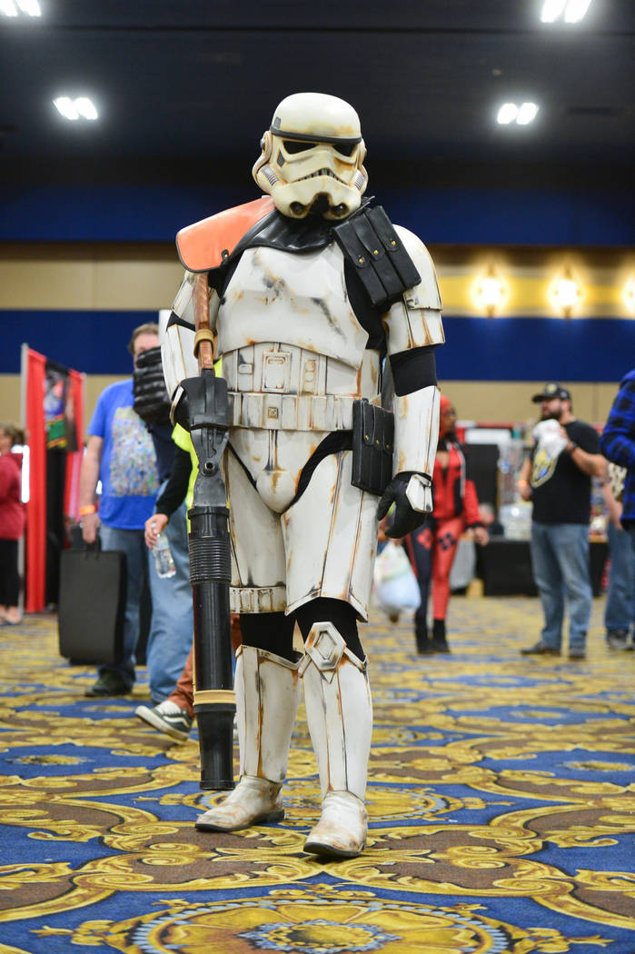 TD-22766, miembro de la popular Star Wars Community 501st Legion, hace cosplay como un storm trooper del episodio 4 de Star Wars en la convención de cómics y juguetes de Las Vegas en Westgate Re ...