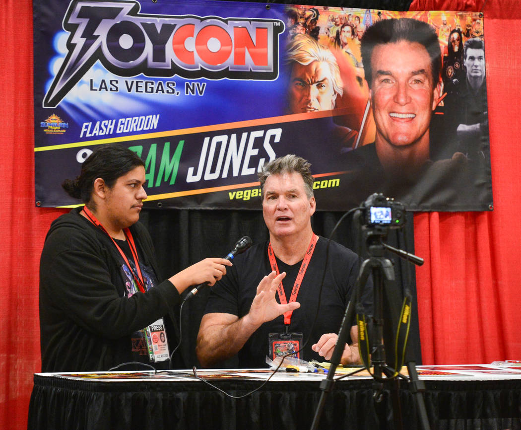 Sam Jones, quien interpretó a Flash Gordon en la película de 1980 Flash Gordon, da una entrevista a Las Vegas Toy and Comic Convention en el Westgate Resort and Casino en Las Vegas, el domingo 3 ...