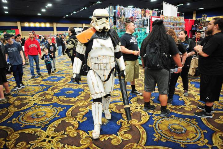 TD-22766, miembro de la popular Star Wars Community 501st Legion, hace cosplay como un storm trooper del episodio 4 de Star Wars en la convención de cómics y juguetes de Las Vegas en Westgate Re ...