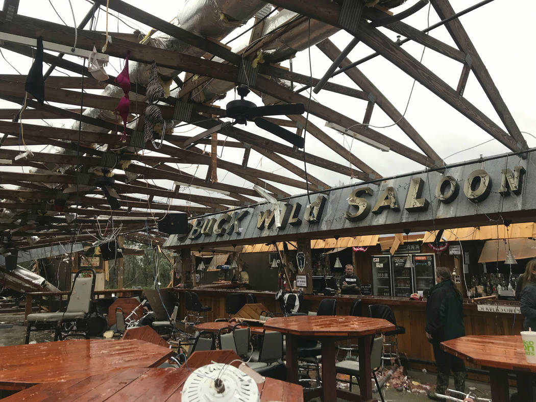Esta foto muestra algunos daños en el Buck Wild Saloon, ubicado en la carretera estadounidense 280, al este de la estación Smiths, Alabama, el domingo 3 de marzo de 2019, luego de que un sistema ...