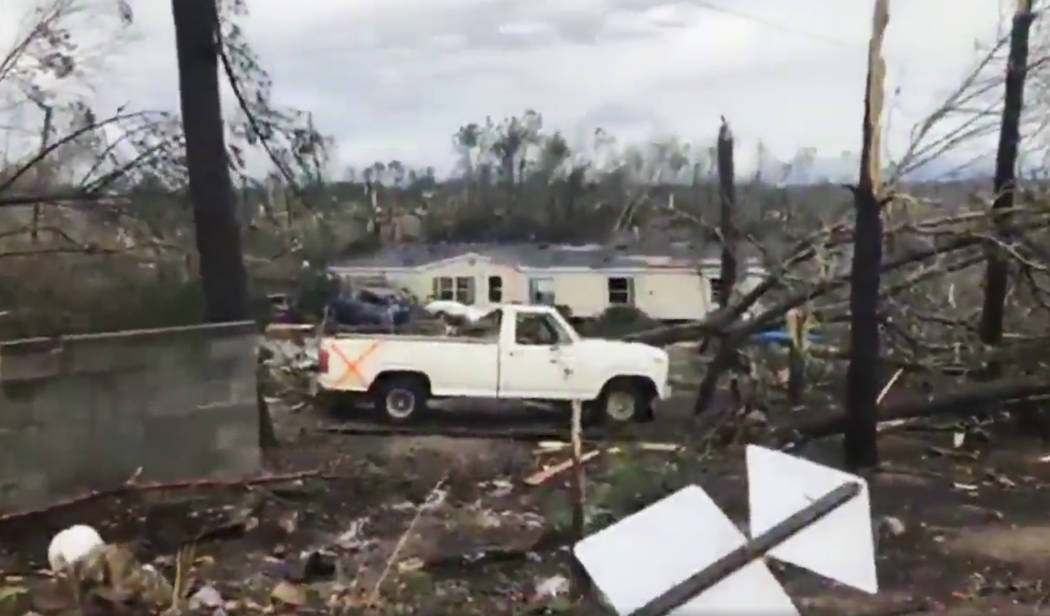 Esta foto muestra escombros en el Condado de Lee, Alabama, después de lo que pareció ser un tornado en el área el domingo 3 de marzo de 2019. Tormentas severas destruyeron casas móviles, arran ...