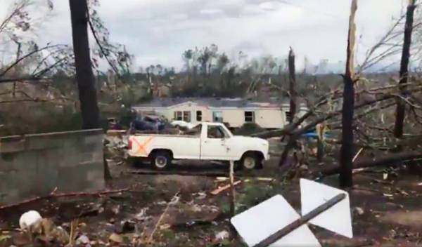 Esta foto muestra escombros en el Condado de Lee, Alabama, después de lo que pareció ser un tornado en el área el domingo 3 de marzo de 2019. Tormentas severas destruyeron casas móviles, arran ...