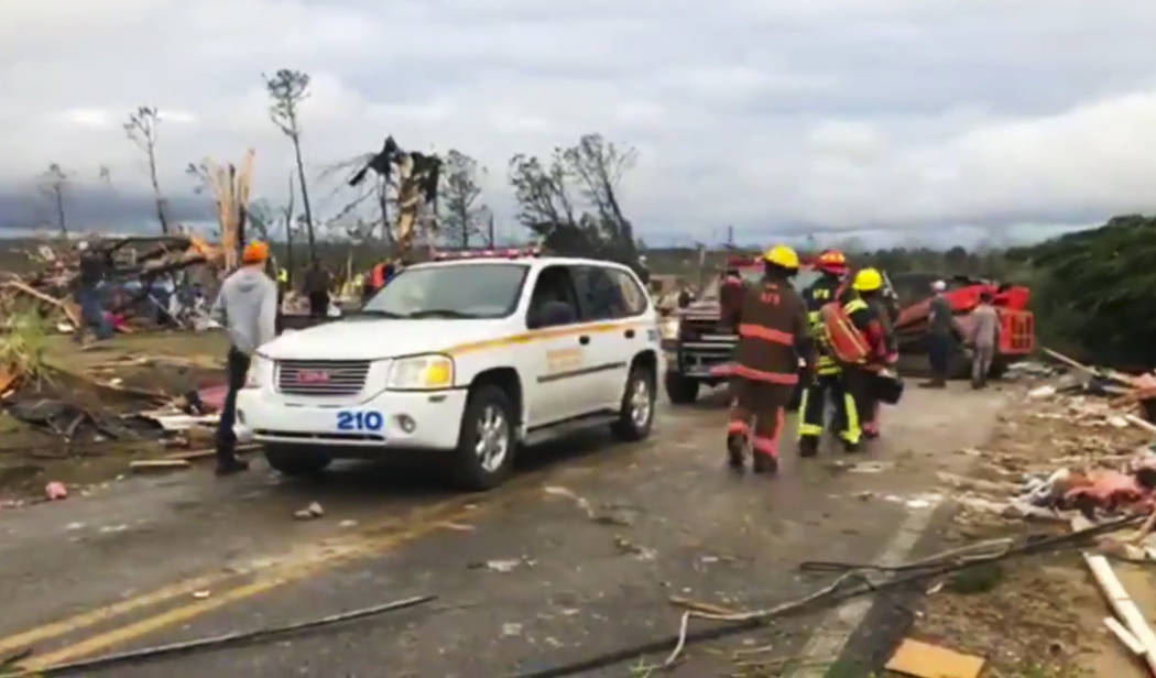 Personal de primeros auxilios trabaja en la escena en medio de escombros en el Condado de Lee, Alabama, luego de que un tornado pasara por el área el domingo 3 de marzo de 2019. Tormentas severas ...
