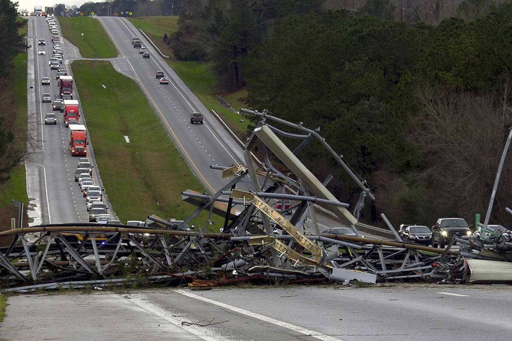 Una torre celular caída se encuentra en la carretera de la Ruta 280 de los EE. UU. en el Condado de Lee, Alabama, en la comunidad de la Estación Smiths después de que pasara un tornado por la z ...