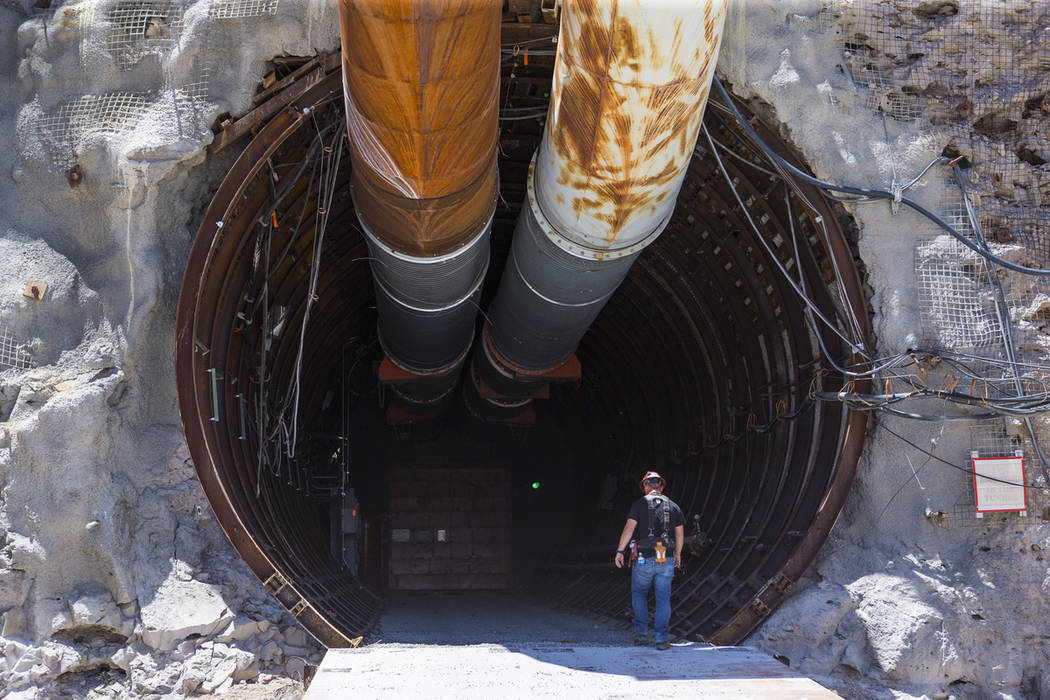 Un sábado, 14 de julio de 2018, un contratista entra en el portal sur de Yucca Mountain durante una gira por el Congreso cerca de Mercury. Chase Stevens Las Vegas Review-Journal @csstevensphoto