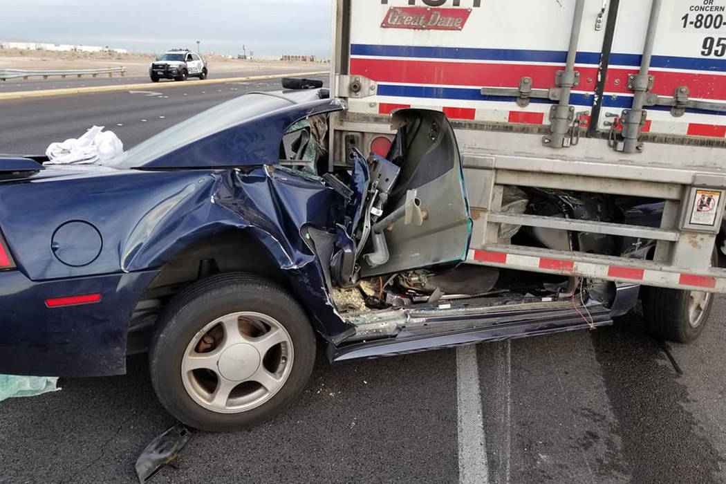 La policía de Las Vegas investiga un accidente en Las Vegas Boulevard South, cerca de Robindale Road, el martes 5 de marzo de 2019. Dos personas resultaron heridas y fueron trasladadas a un hospi ...