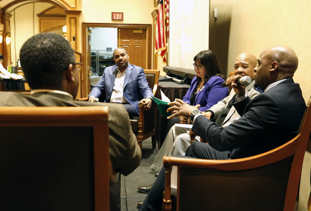 El senador Kelvin Atkinson, a la derecha, habla durante una mesa redonda sobre negocios y comunidad en honor al Mes de la Historia Afroamericana el viernes 23 de febrero de 2018, en Las Vegas, mie ...