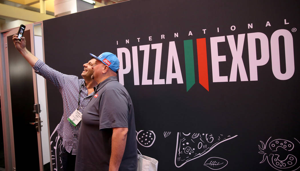 Carlo Luciano, de Wayne, Pennsylvania, a la izquierda, y Lorenzo Colella, de Brewster, Nueva York, se toman una selfie en la International Pizza Expo en el Centro de convenciones de Las Vegas el m ...