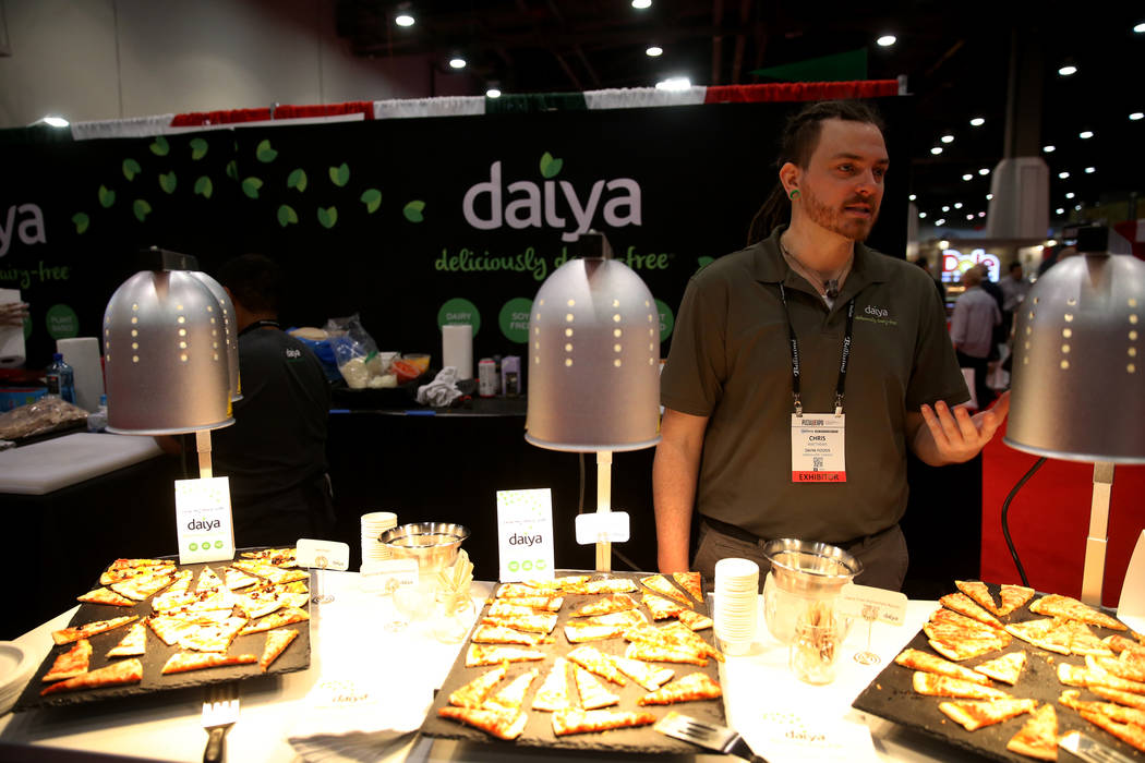 Chris Matthews de Daiya Foods of Canada habla con un reportero sobre su pizza vegana y sin gluten en la International Pizza Expo en el Centro de Convenciones de Las Vegas el martes 5 de marzo de 2 ...