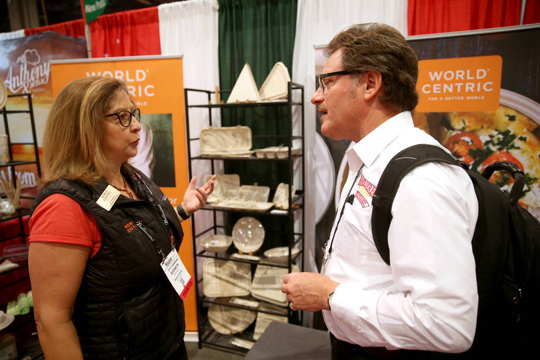 Liz Anderson, vicepresidenta de desarrollo comercial de World Centric, habla con Robert Morando de New Cambria, Kansas, en su stand en la Exposición Internacional de Pizza en el Centro de Convenc ...