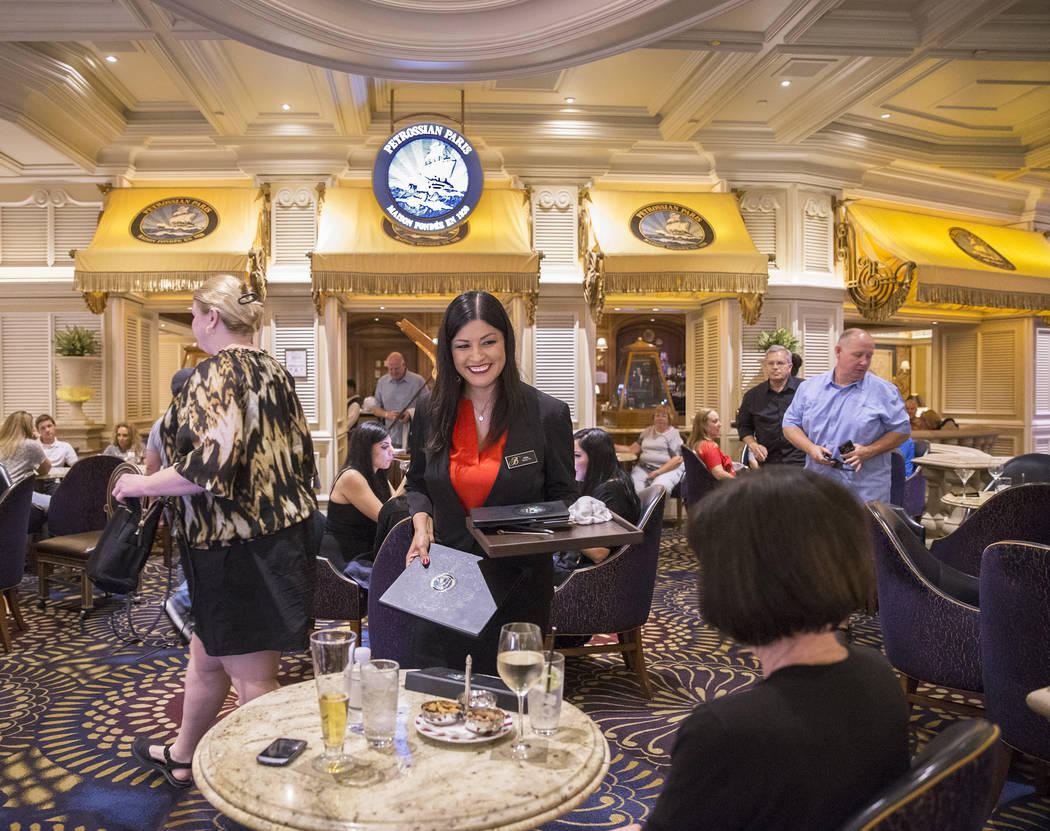 Los clientes almuerzan en Petrossian Bar el martes 2 de octubre de 2018, en Las Vegas. Benjamin Hager Las Vegas Review-Journal @benjaminhphoto