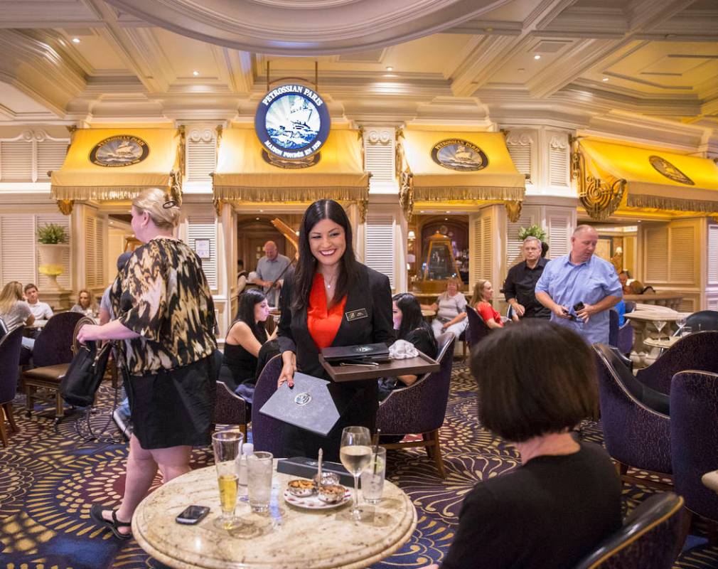 Los clientes almuerzan en Petrossian Bar el martes 2 de octubre de 2018, en Las Vegas. Benjamin Hager Las Vegas Review-Journal @benjaminhphoto
